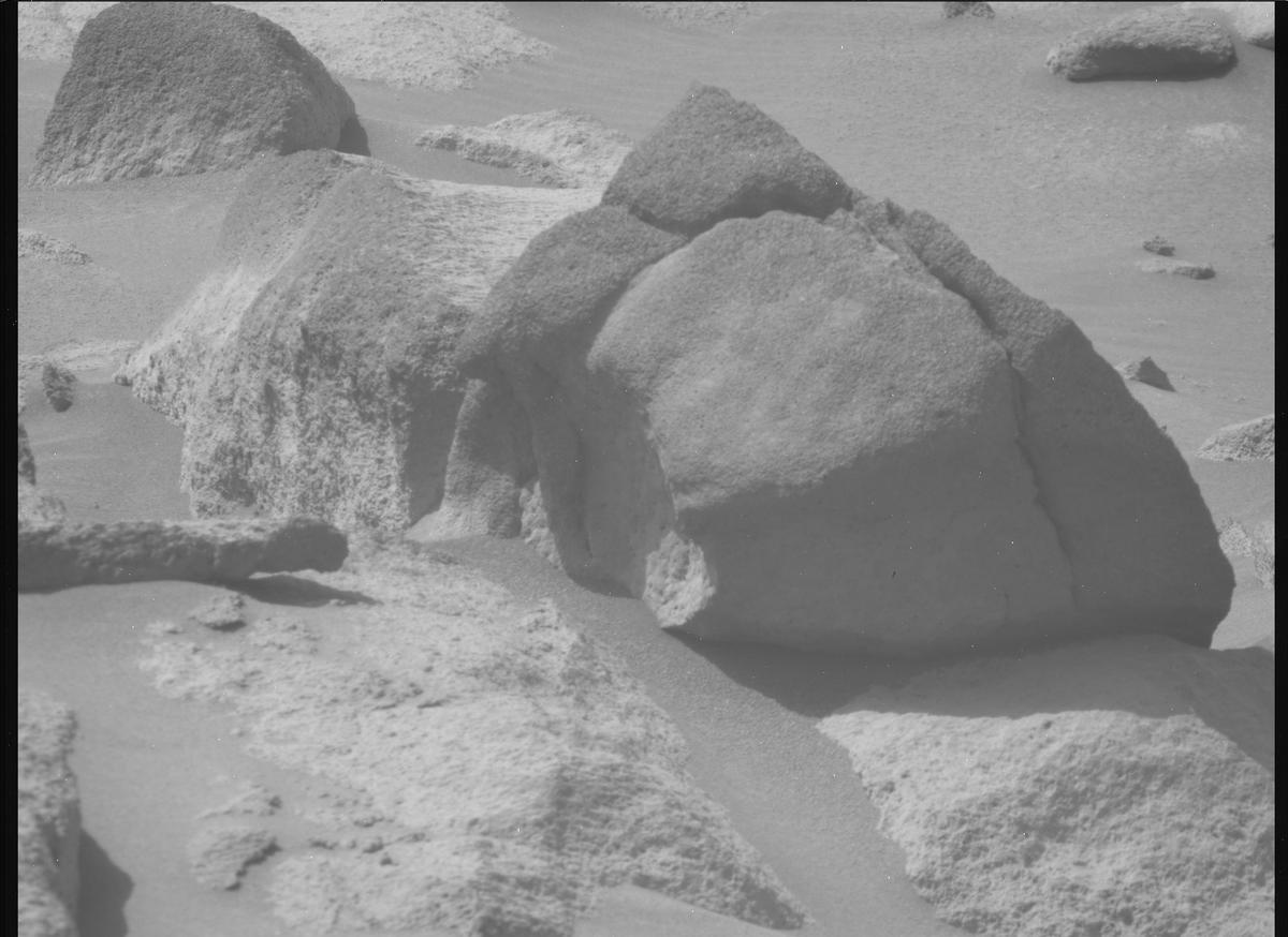 This image was taken by MCZ_RIGHT onboard NASA's Mars rover Perseverance on Sol 1039