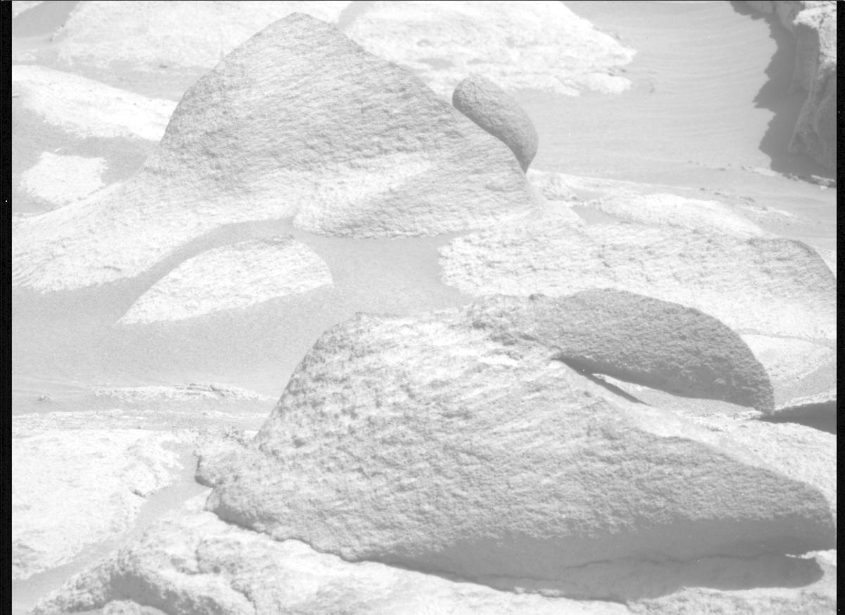 This image was taken by MCZ_LEFT onboard NASA's Mars rover Perseverance on Sol 1040