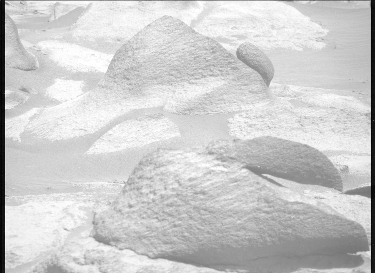 This image was taken by MCZ_RIGHT onboard NASA's Mars rover Perseverance on Sol 1040