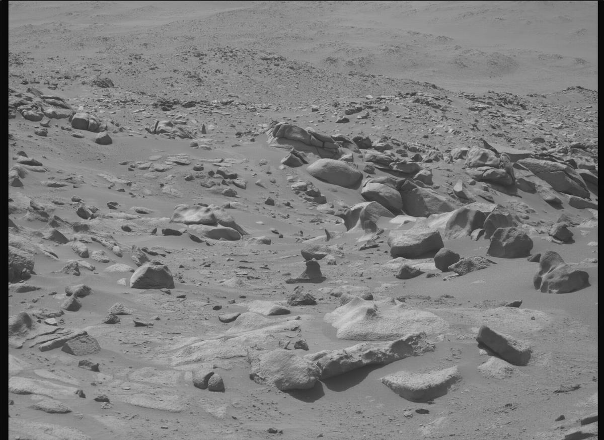 This image was taken by MCZ_RIGHT onboard NASA's Mars rover Perseverance on Sol 1043