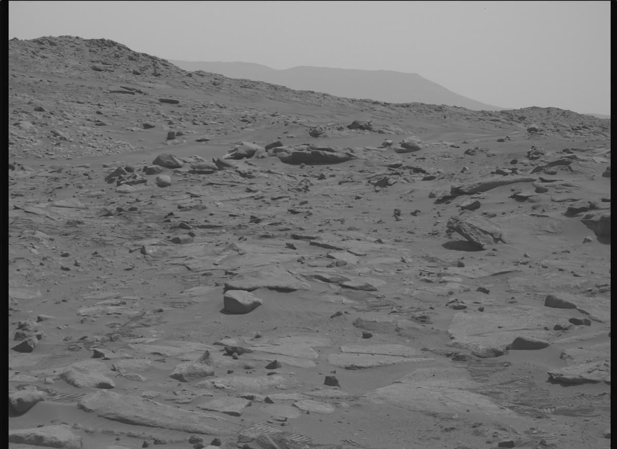 This image was taken by MCZ_RIGHT onboard NASA's Mars rover Perseverance on Sol 1043