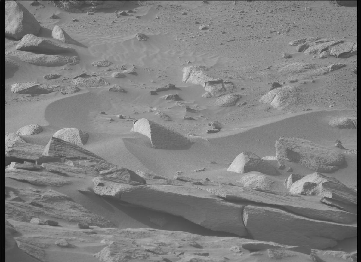 This image was taken by MCZ_LEFT onboard NASA's Mars rover Perseverance on Sol 1044