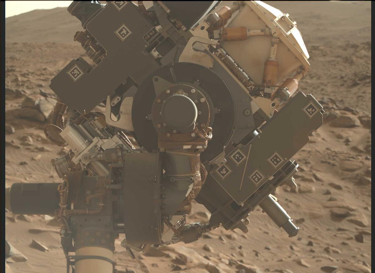 This image was taken by MCZ_RIGHT onboard NASA's Mars rover Perseverance on Sol 1044