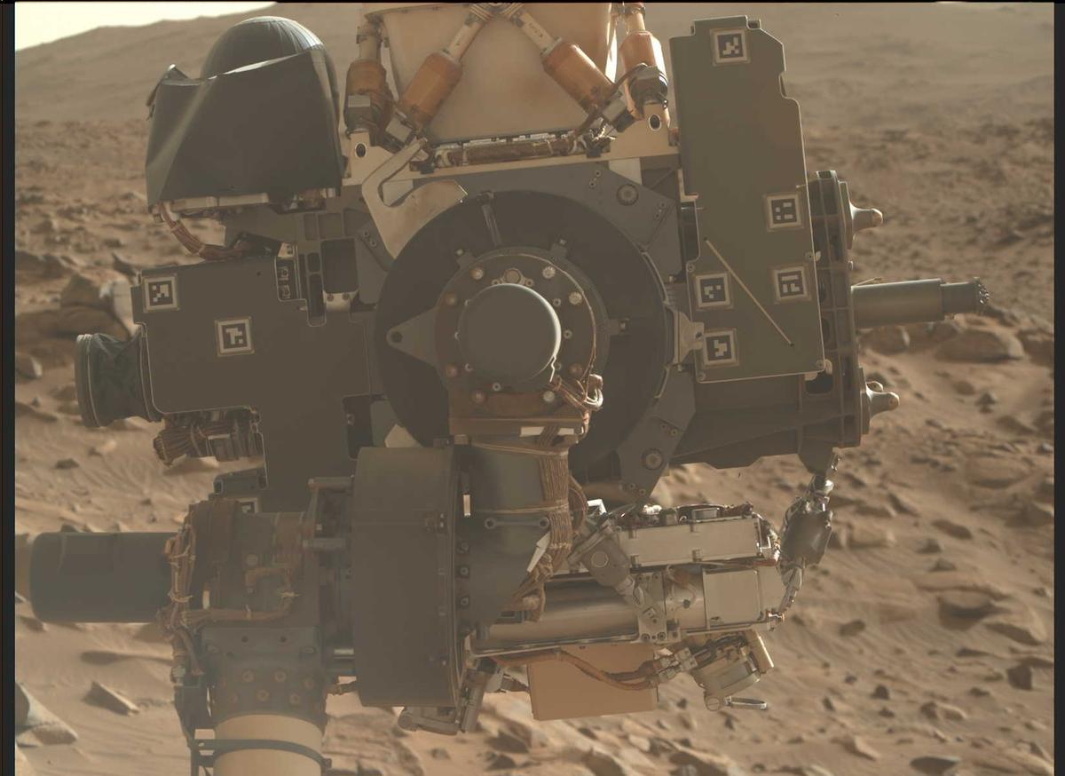 This image was taken by MCZ_RIGHT onboard NASA's Mars rover Perseverance on Sol 1044