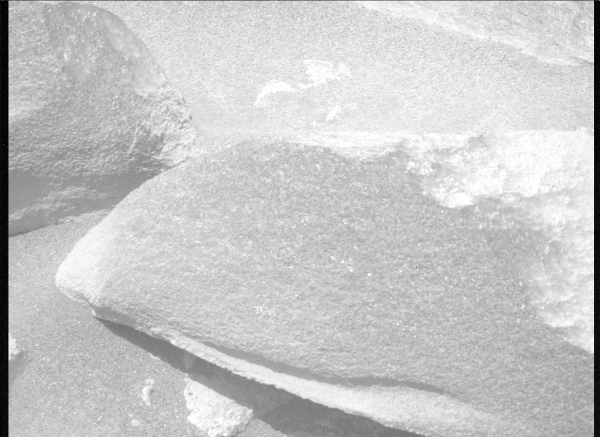 This image was taken by MCZ_RIGHT onboard NASA's Mars rover Perseverance on Sol 1044