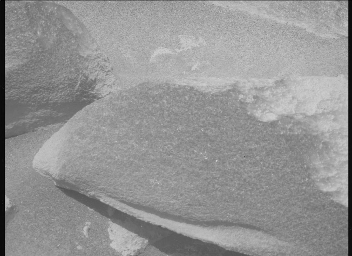 This image was taken by MCZ_RIGHT onboard NASA's Mars rover Perseverance on Sol 1044