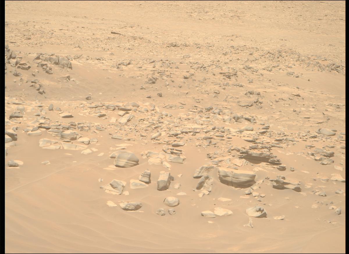 This image was taken by MCZ_RIGHT onboard NASA's Mars rover Perseverance on Sol 1045