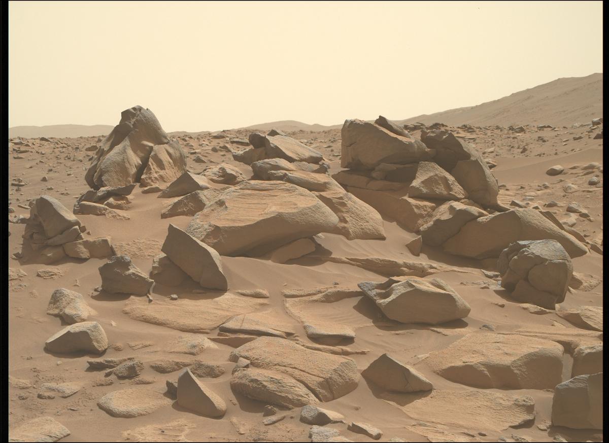 This image was taken by MCZ_RIGHT onboard NASA's Mars rover Perseverance on Sol 1045