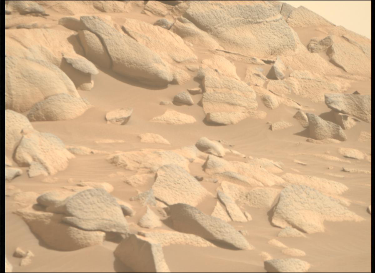 This image was taken by MCZ_RIGHT onboard NASA's Mars rover Perseverance on Sol 1045