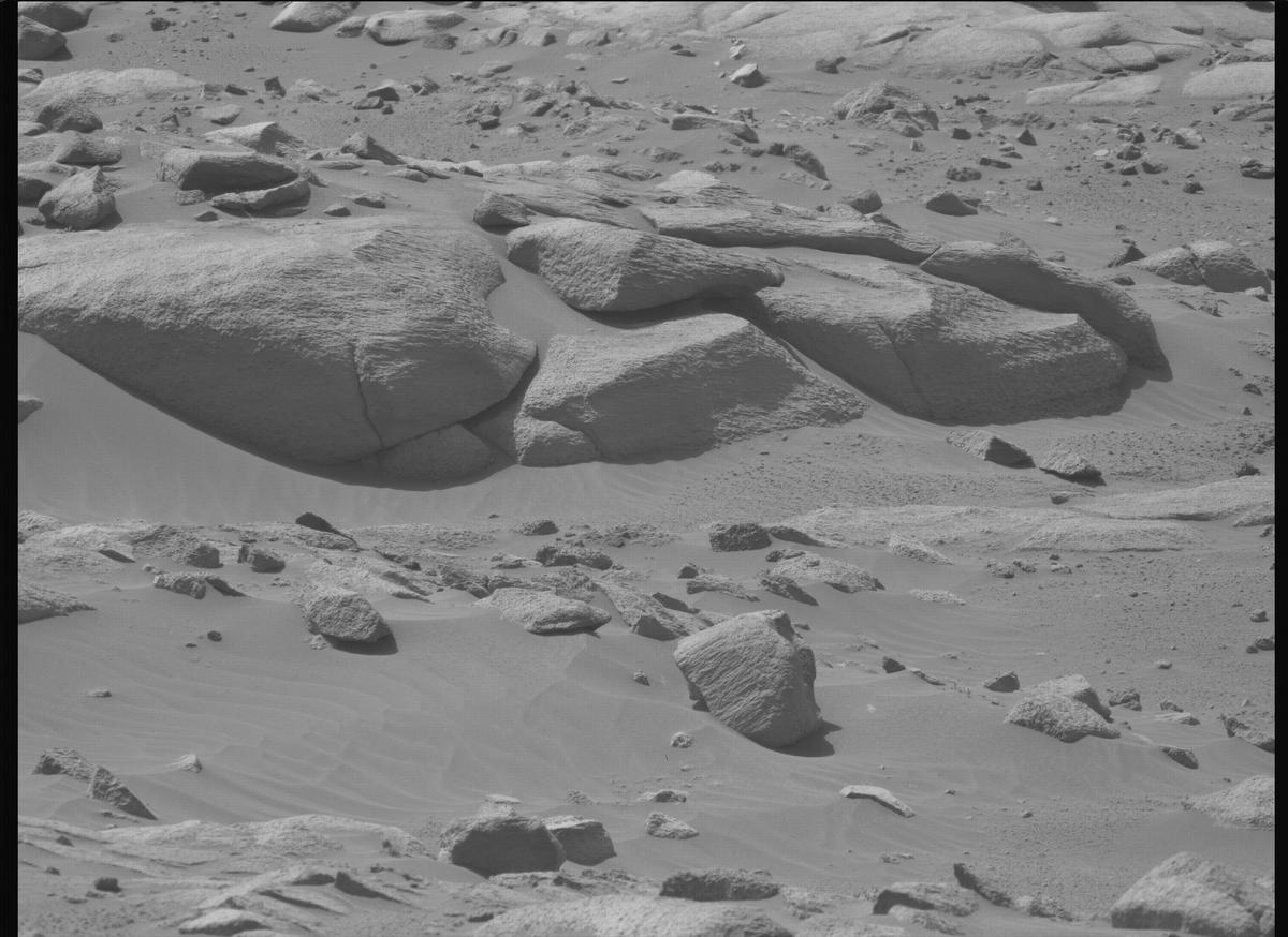This image was taken by MCZ_LEFT onboard NASA's Mars rover Perseverance on Sol 1046