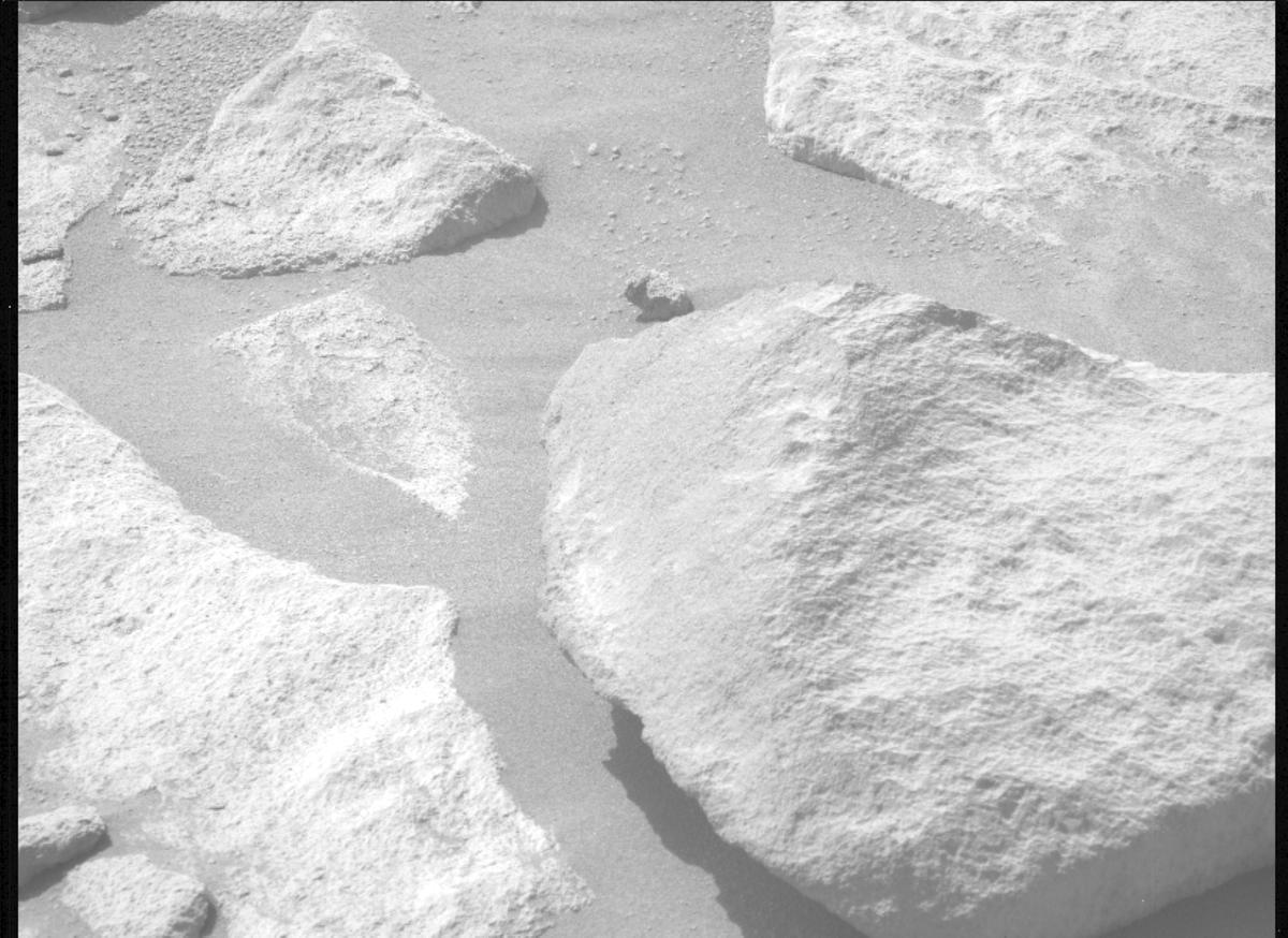 This image was taken by MCZ_LEFT onboard NASA's Mars rover Perseverance on Sol 1048