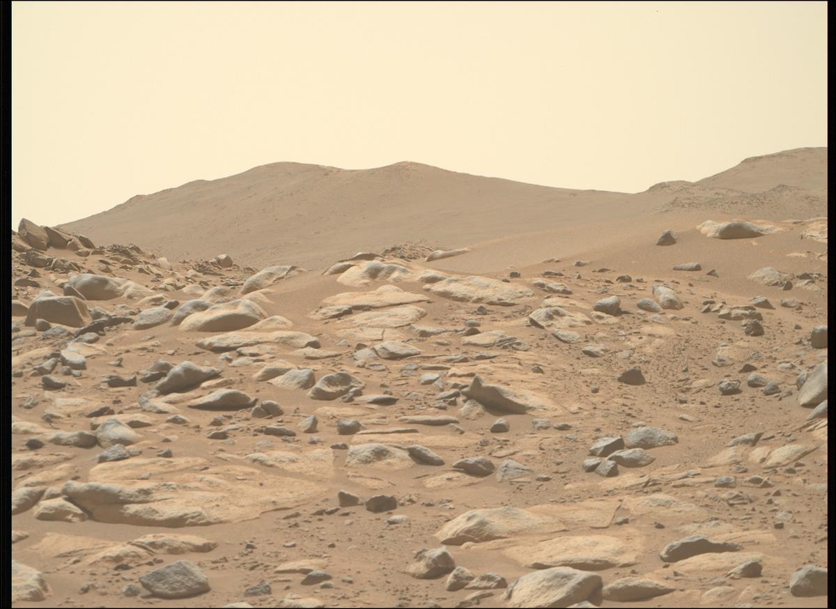 This image was taken by MCZ_RIGHT onboard NASA's Mars rover Perseverance on Sol 1048