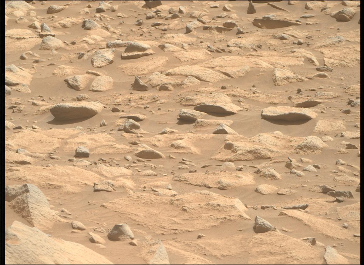 This image was taken by MCZ_RIGHT onboard NASA's Mars rover Perseverance on Sol 1048
