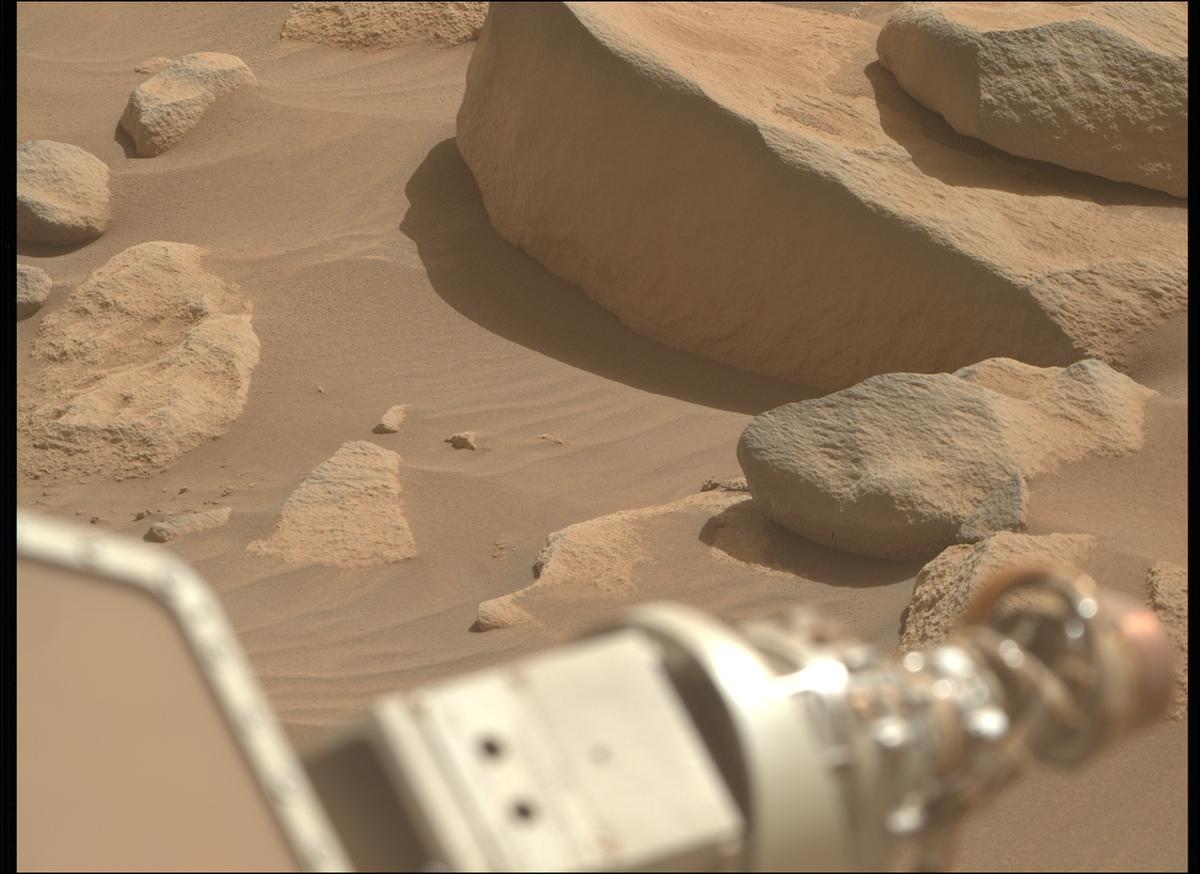 This image was taken by MCZ_RIGHT onboard NASA's Mars rover Perseverance on Sol 1048