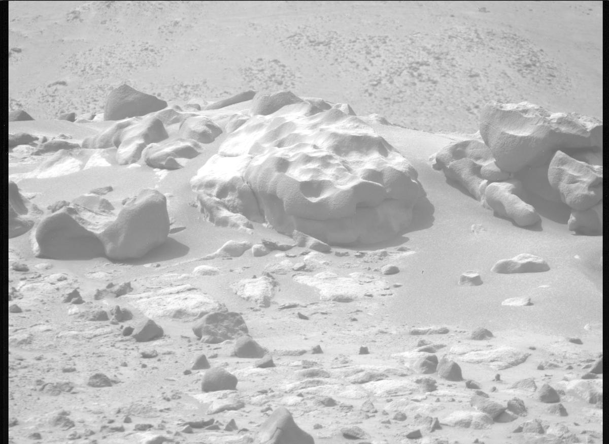 This image was taken by MCZ_RIGHT onboard NASA's Mars rover Perseverance on Sol 1048