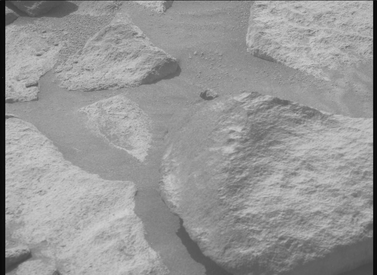 This image was taken by MCZ_RIGHT onboard NASA's Mars rover Perseverance on Sol 1048