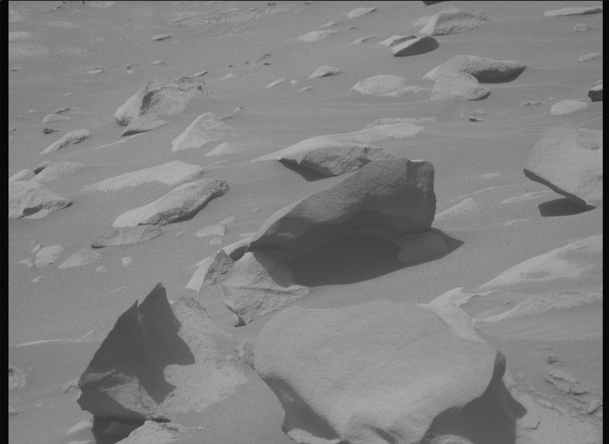 This image was taken by MCZ_LEFT onboard NASA's Mars rover Perseverance on Sol 1051