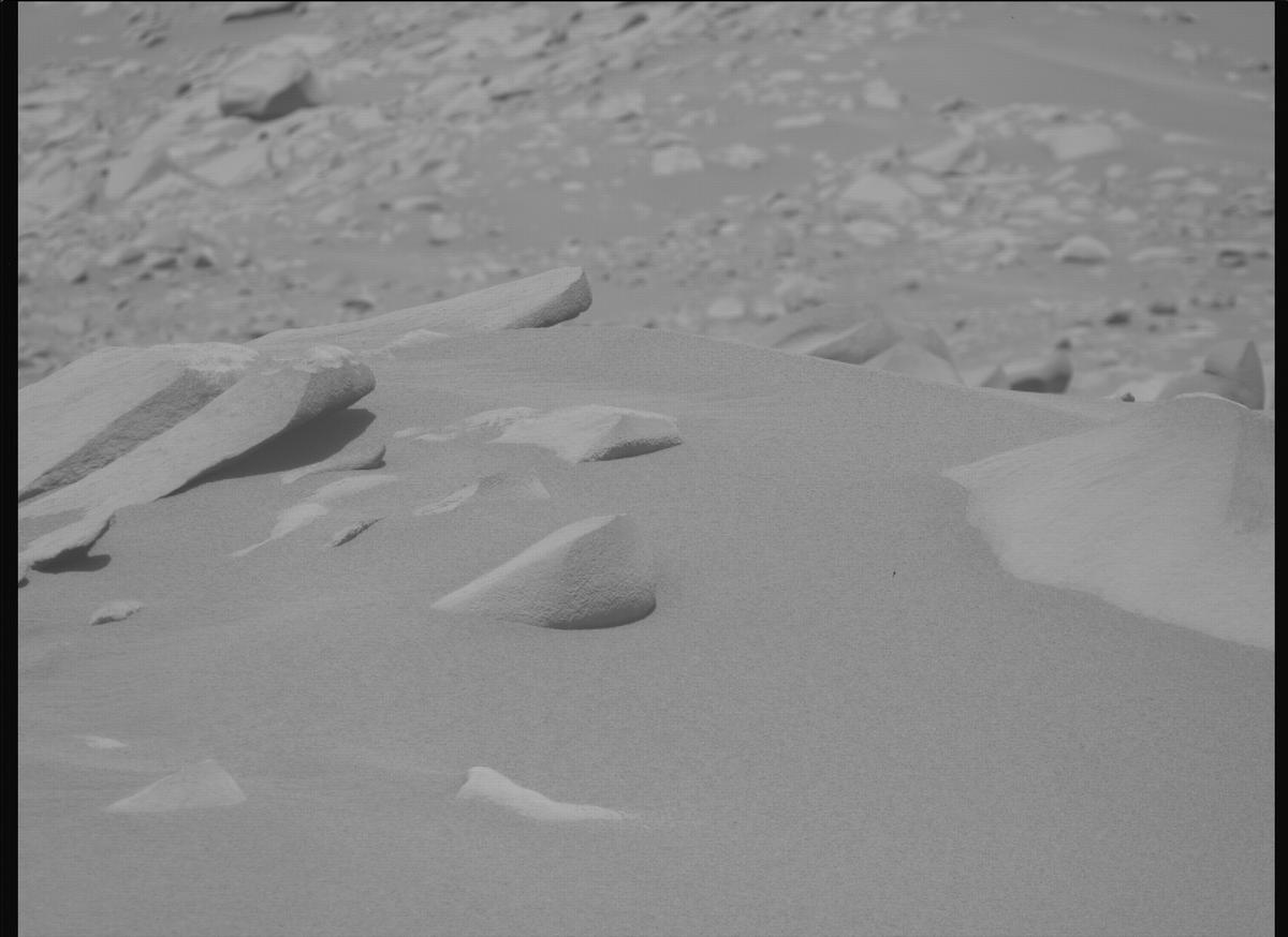 This image was taken by MCZ_RIGHT onboard NASA's Mars rover Perseverance on Sol 1051