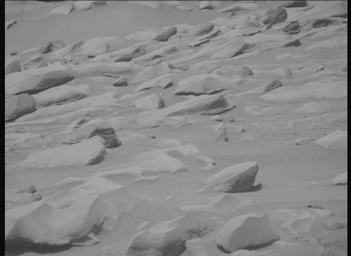 This image was taken by MCZ_RIGHT onboard NASA's Mars rover Perseverance on Sol 1051