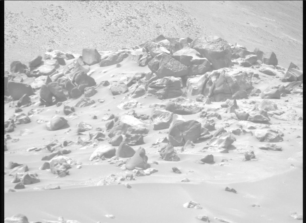 This image was taken by MCZ_RIGHT onboard NASA's Mars rover Perseverance on Sol 1051