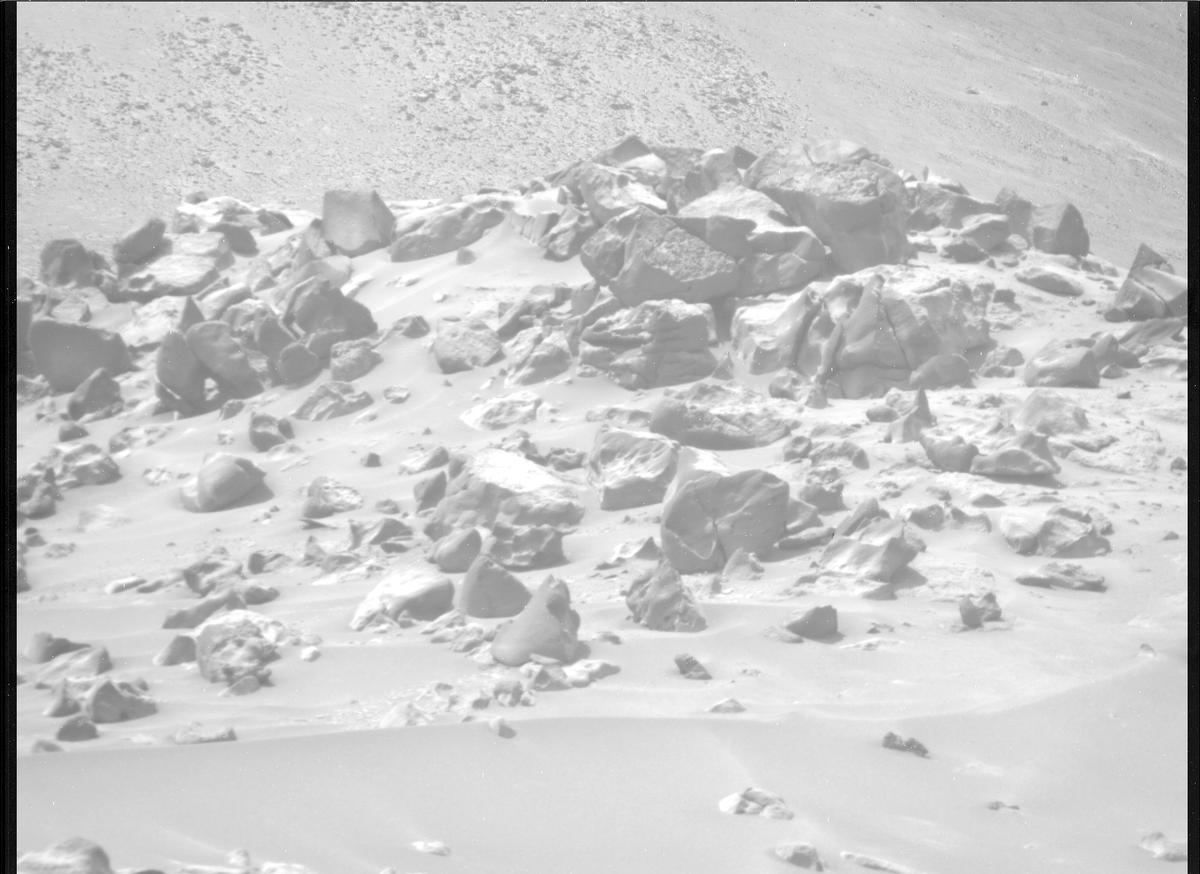 This image was taken by MCZ_RIGHT onboard NASA's Mars rover Perseverance on Sol 1051