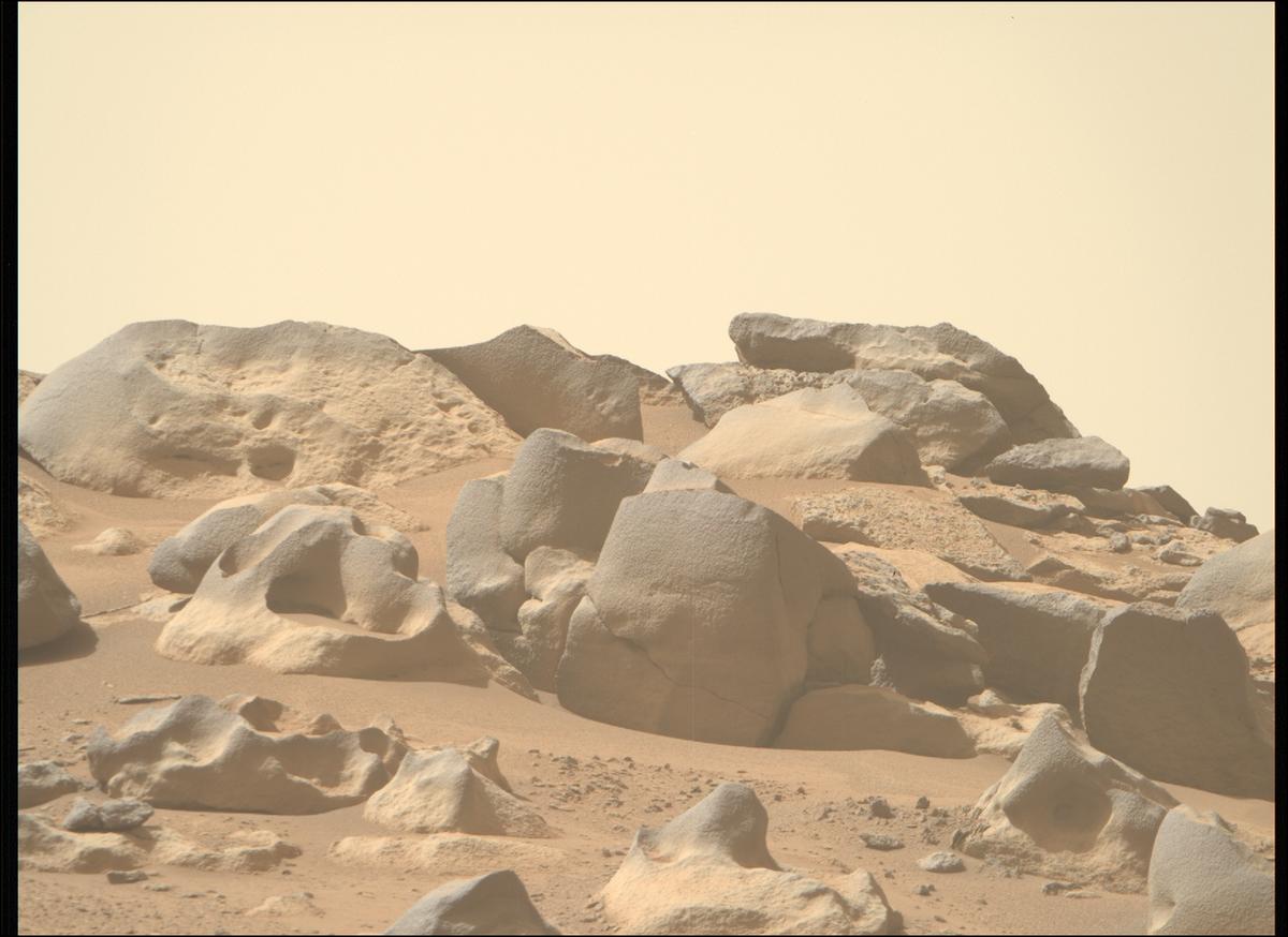 This image was taken by MCZ_RIGHT onboard NASA's Mars rover Perseverance on Sol 1054