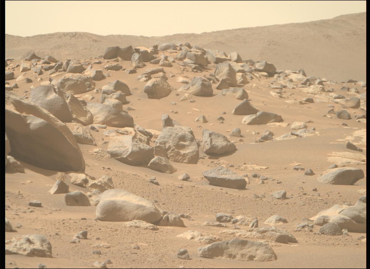 This image was taken by MCZ_RIGHT onboard NASA's Mars rover Perseverance on Sol 1054