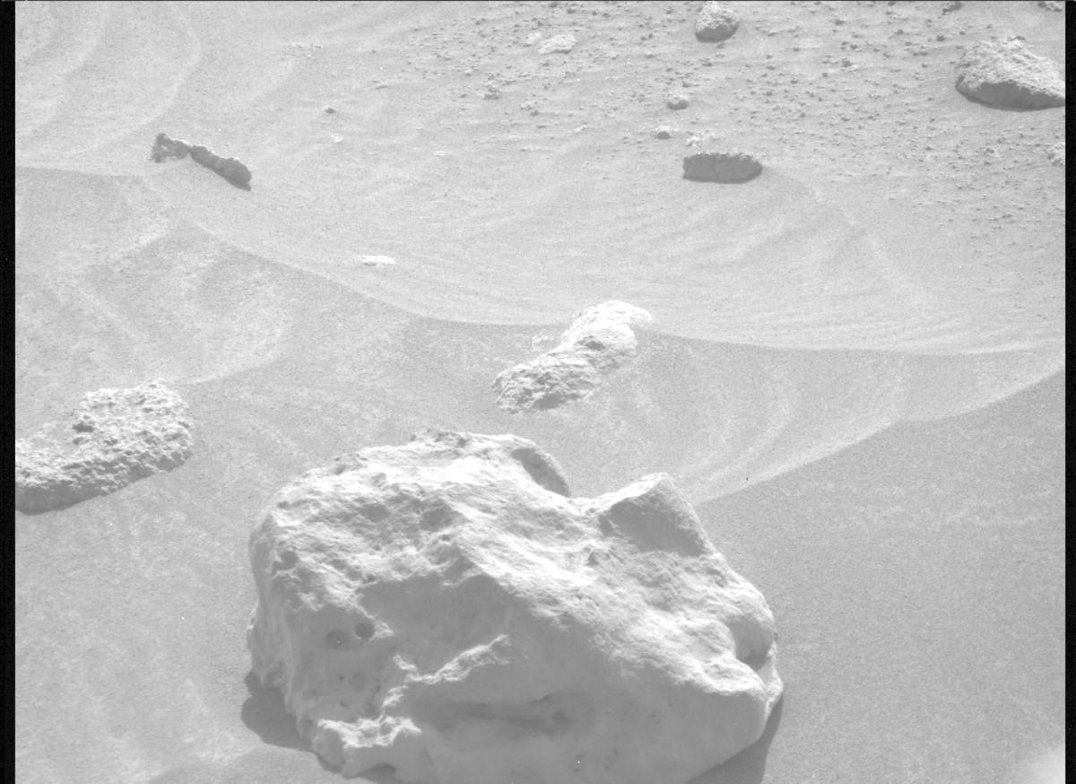 This image was taken by MCZ_RIGHT onboard NASA's Mars rover Perseverance on Sol 1055
