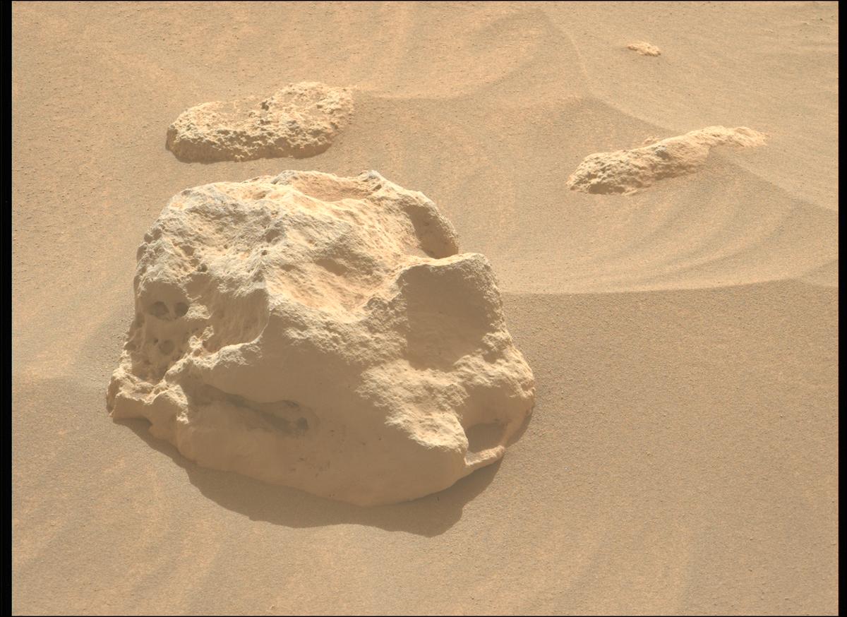 This image was taken by MCZ_LEFT onboard NASA's Mars rover Perseverance on Sol 1062