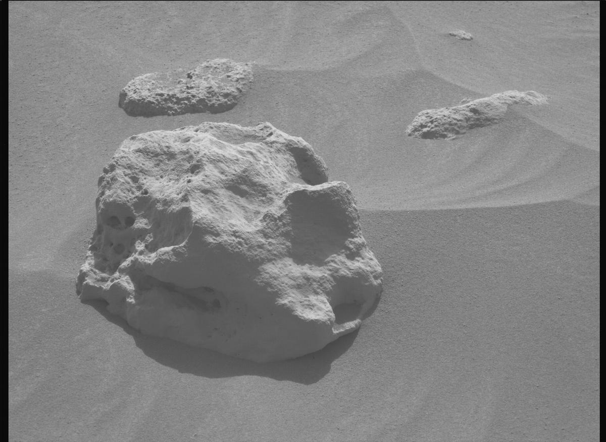 This image was taken by MCZ_LEFT onboard NASA's Mars rover Perseverance on Sol 1062