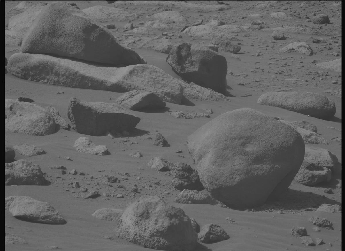 This image was taken by MCZ_LEFT onboard NASA's Mars rover Perseverance on Sol 1062