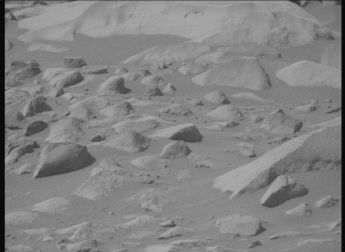 This image was taken by MCZ_RIGHT onboard NASA's Mars rover Perseverance on Sol 1063