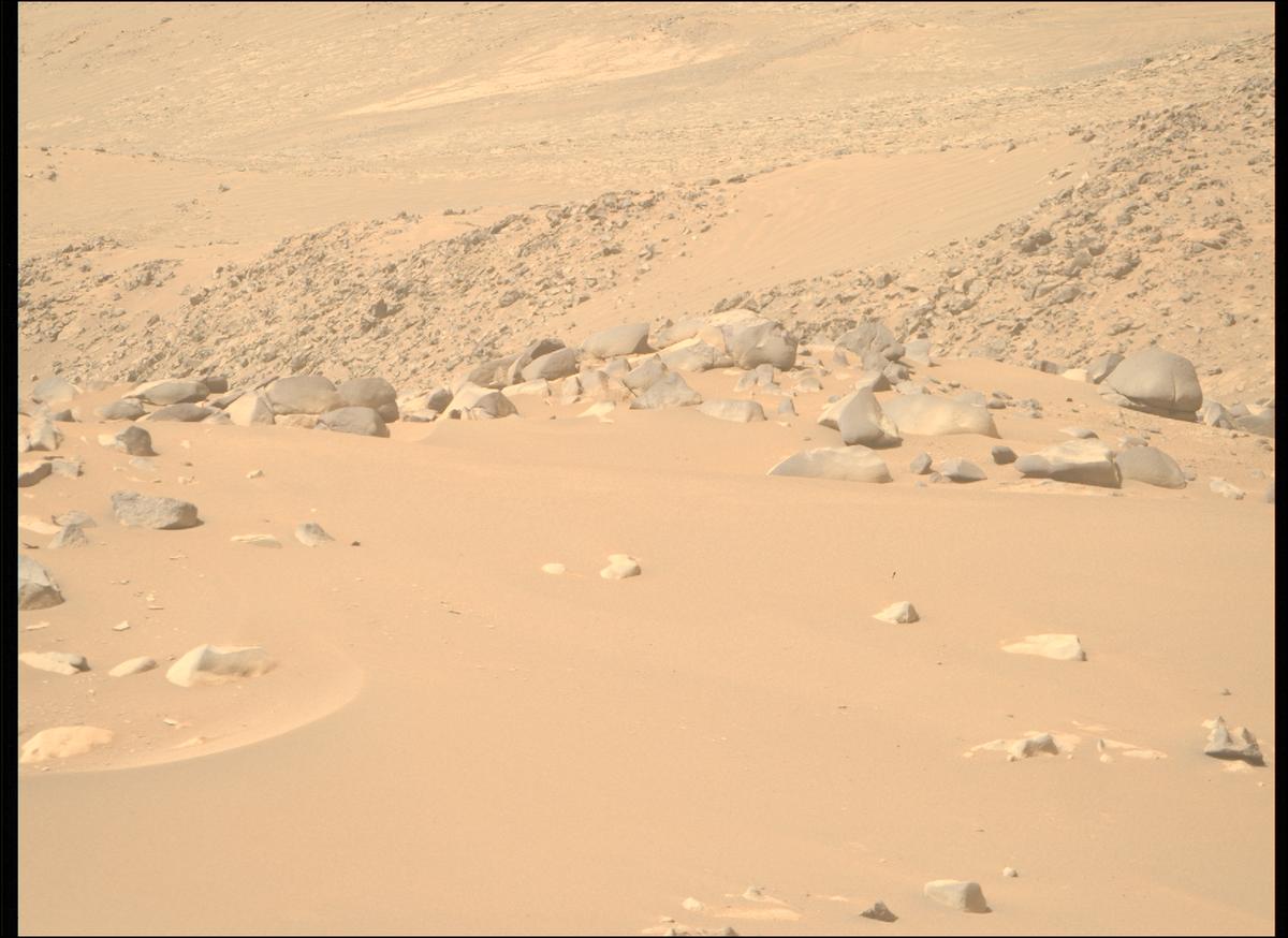 This image was taken by MCZ_RIGHT onboard NASA's Mars rover Perseverance on Sol 1068