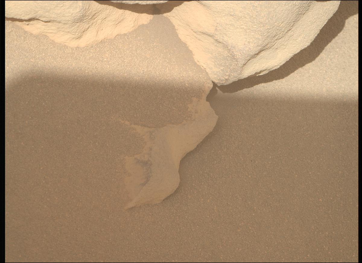 This image was taken by MCZ_RIGHT onboard NASA's Mars rover Perseverance on Sol 1069