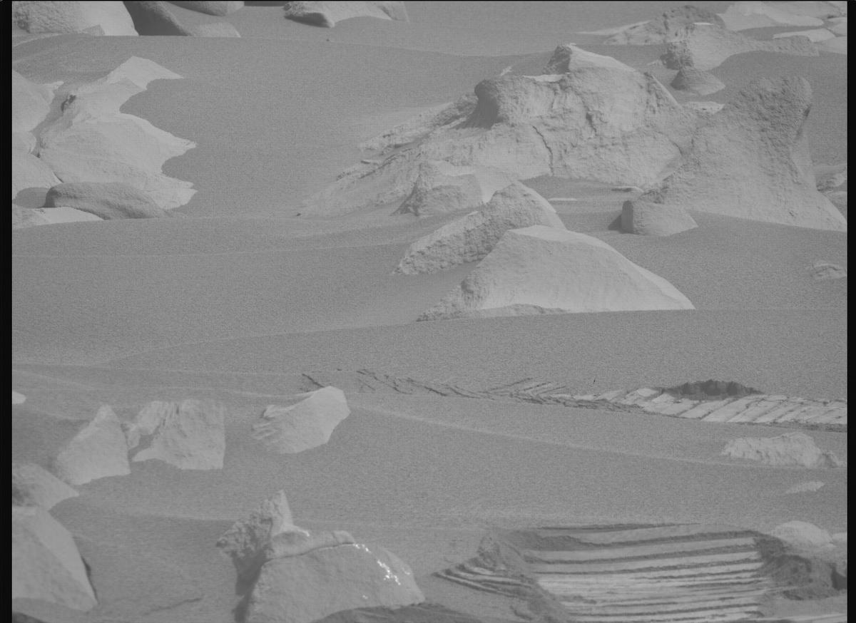 This image was taken by MCZ_RIGHT onboard NASA's Mars rover Perseverance on Sol 1102