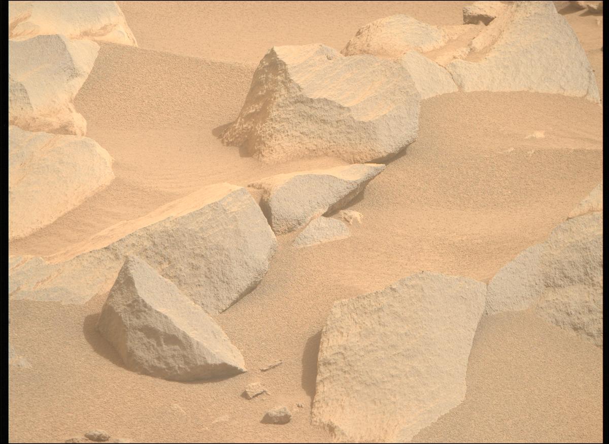 This image was taken by MCZ_RIGHT onboard NASA's Mars rover Perseverance on Sol 1102