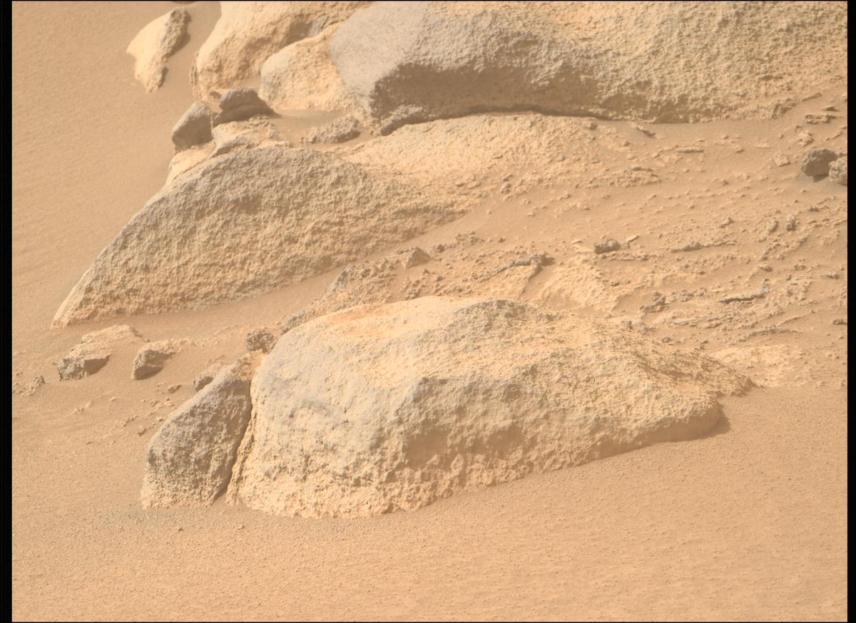 This image was taken by MCZ_RIGHT onboard NASA's Mars rover Perseverance on Sol 1117