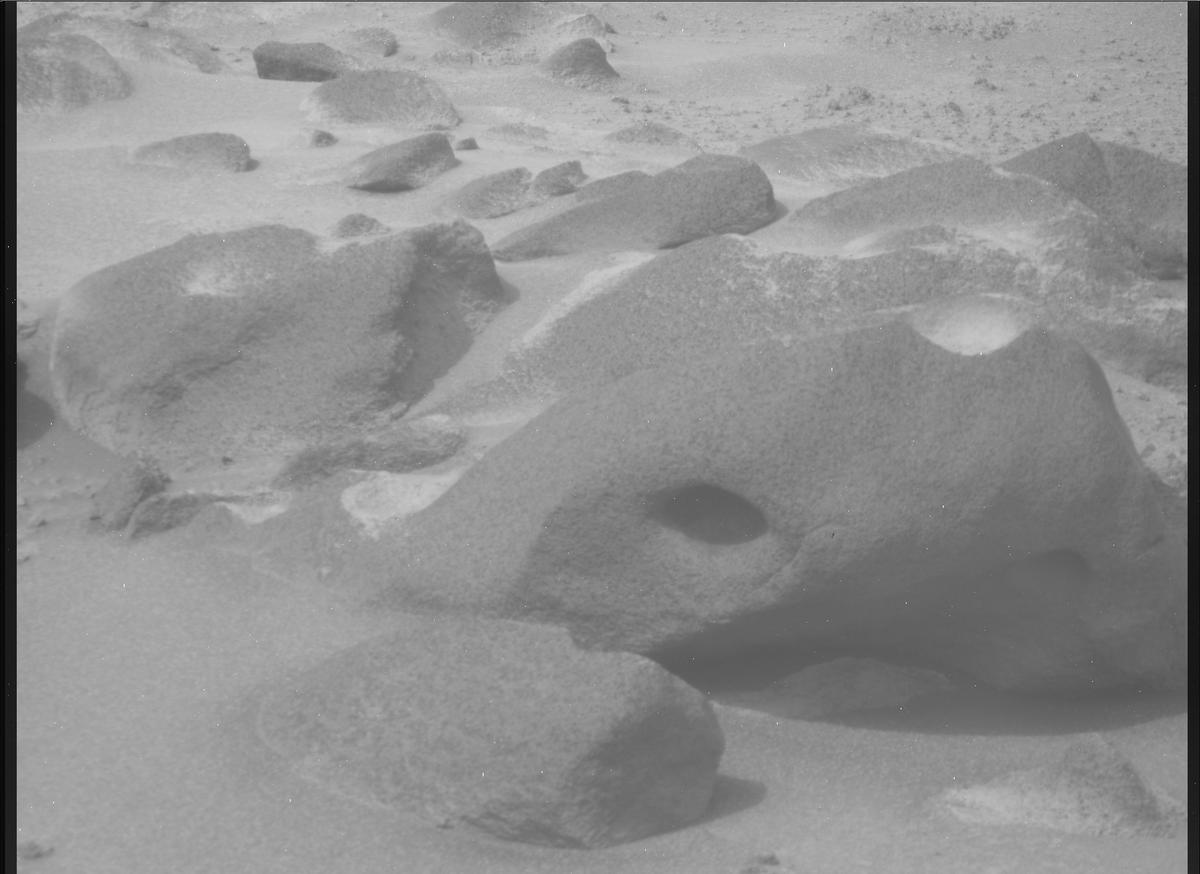 This image was taken by MCZ_RIGHT onboard NASA's Mars rover Perseverance on Sol 1119