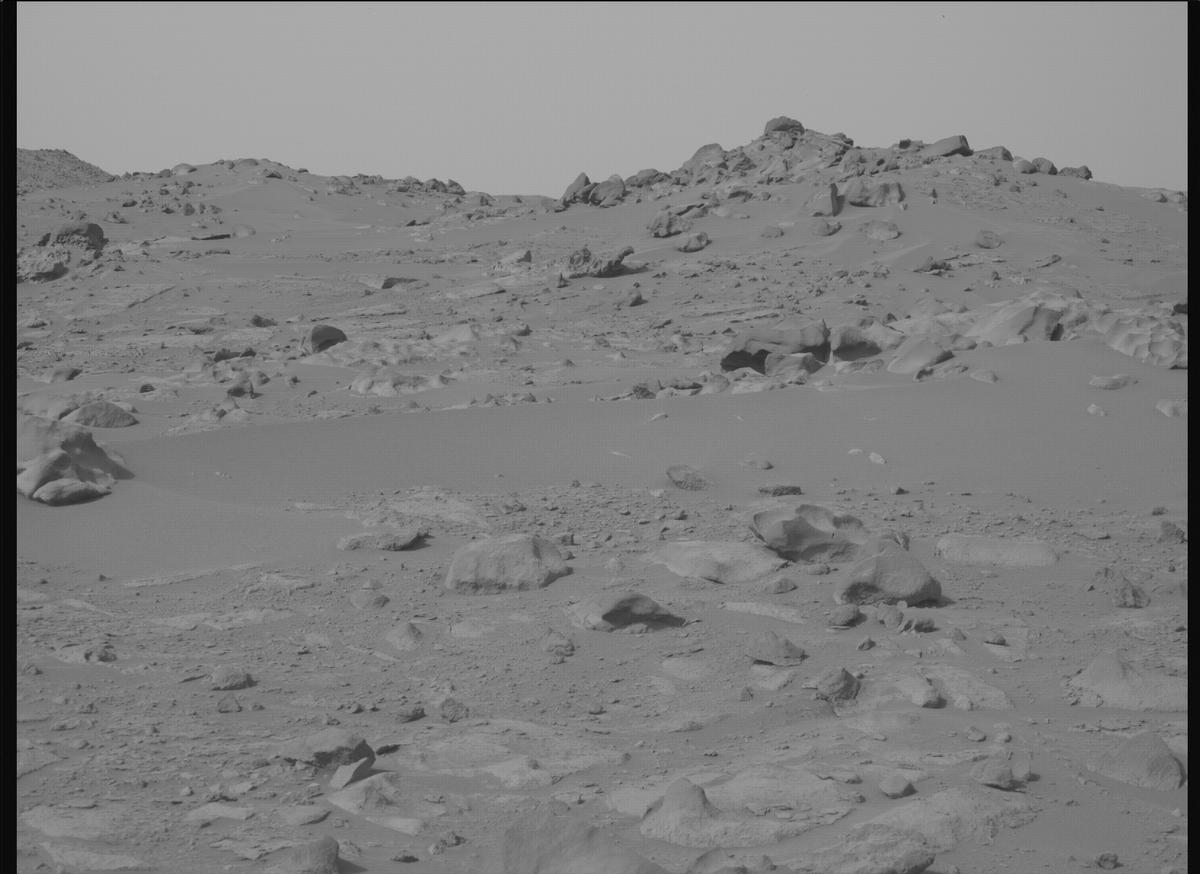 This image was taken by MCZ_RIGHT onboard NASA's Mars rover Perseverance on Sol 1121