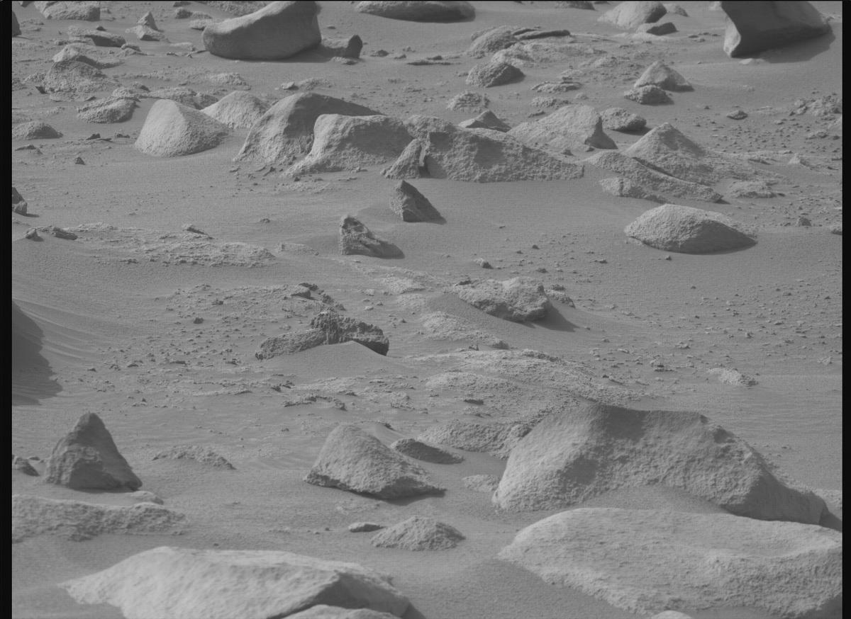 This image was taken by MCZ_RIGHT onboard NASA's Mars rover Perseverance on Sol 1123