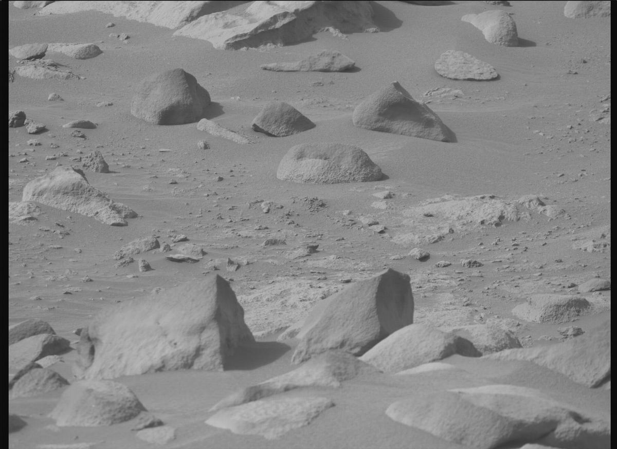 This image was taken by MCZ_RIGHT onboard NASA's Mars rover Perseverance on Sol 1123