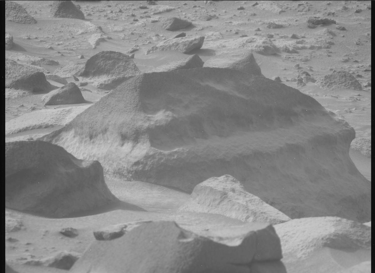 This image was taken by MCZ_RIGHT onboard NASA's Mars rover Perseverance on Sol 1131