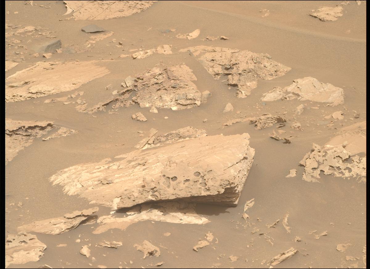 This image was taken by MCZ_RIGHT onboard NASA's Mars rover Perseverance on Sol 1182