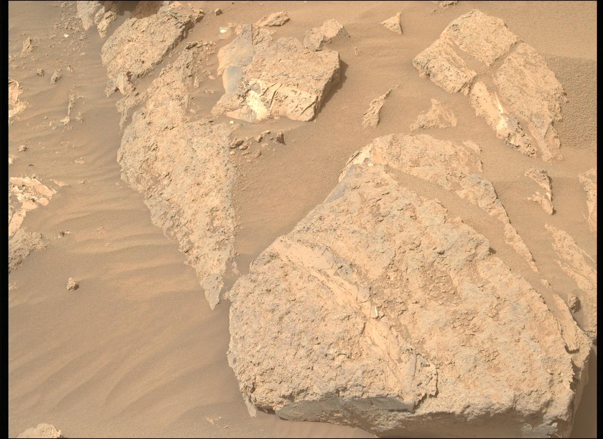 This image was taken by MCZ_RIGHT onboard NASA's Mars rover Perseverance on Sol 1186