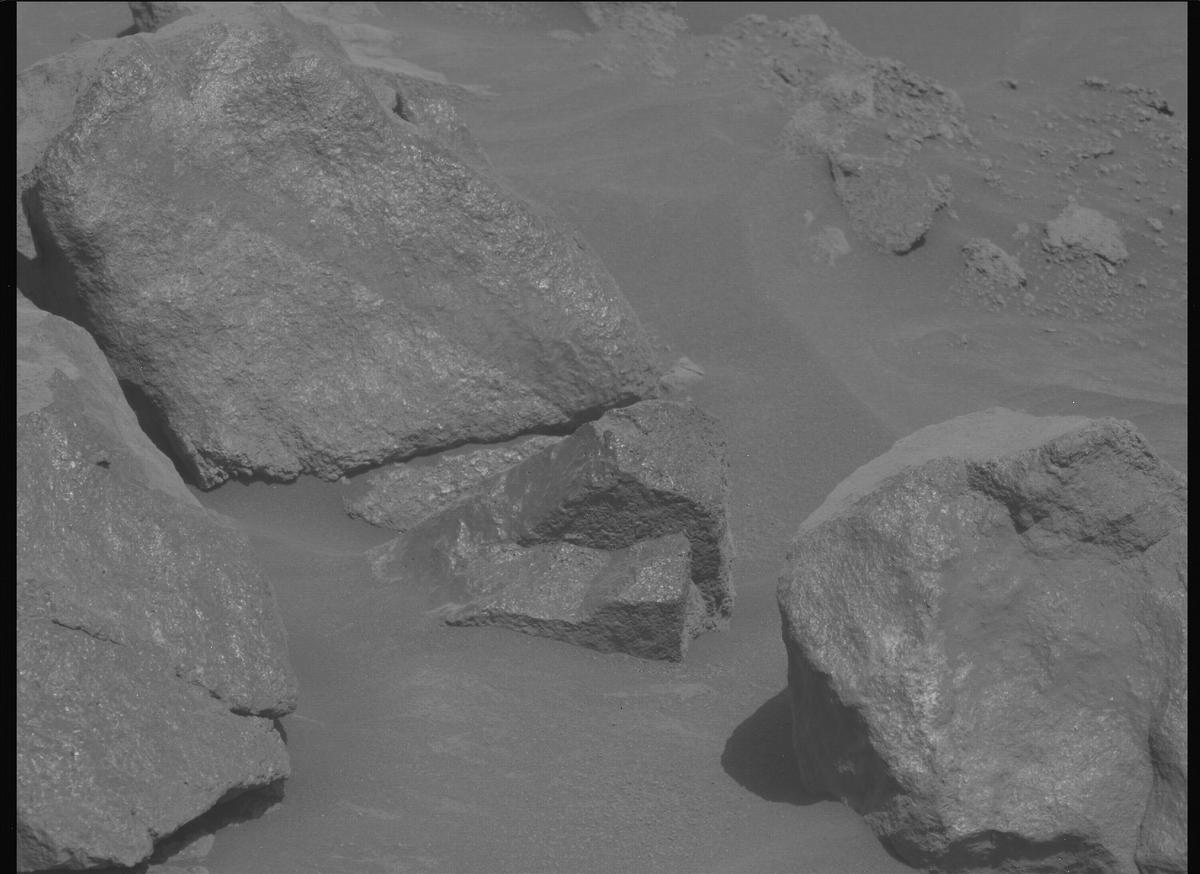 This image was taken by MCZ_LEFT onboard NASA's Mars rover Perseverance on Sol 1302