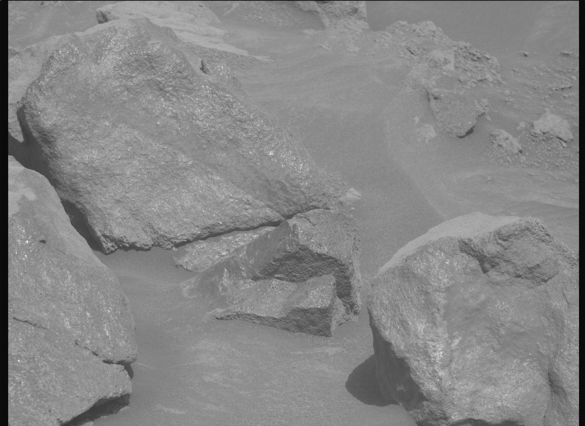 This image was taken by MCZ_RIGHT onboard NASA's Mars rover Perseverance on Sol 1302