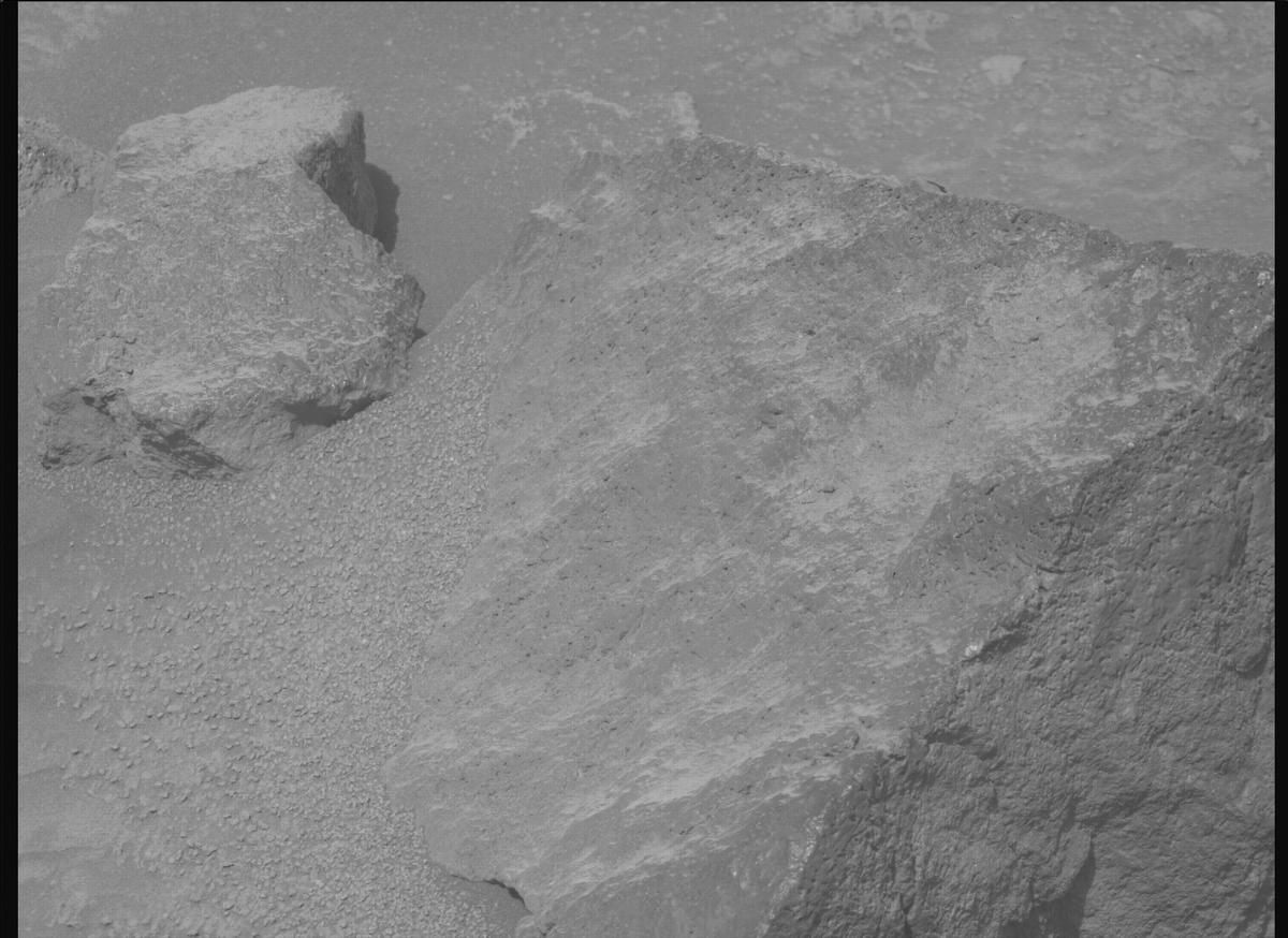 This image was taken by MCZ_RIGHT onboard NASA's Mars rover Perseverance on Sol 1303