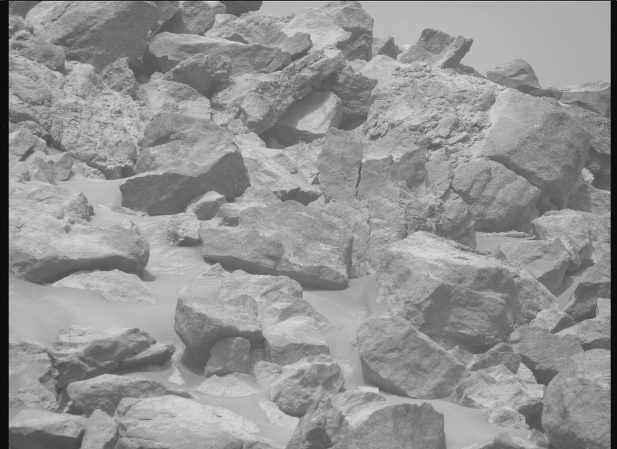 This image was taken by MCZ_RIGHT onboard NASA's Mars rover Perseverance on Sol 1303