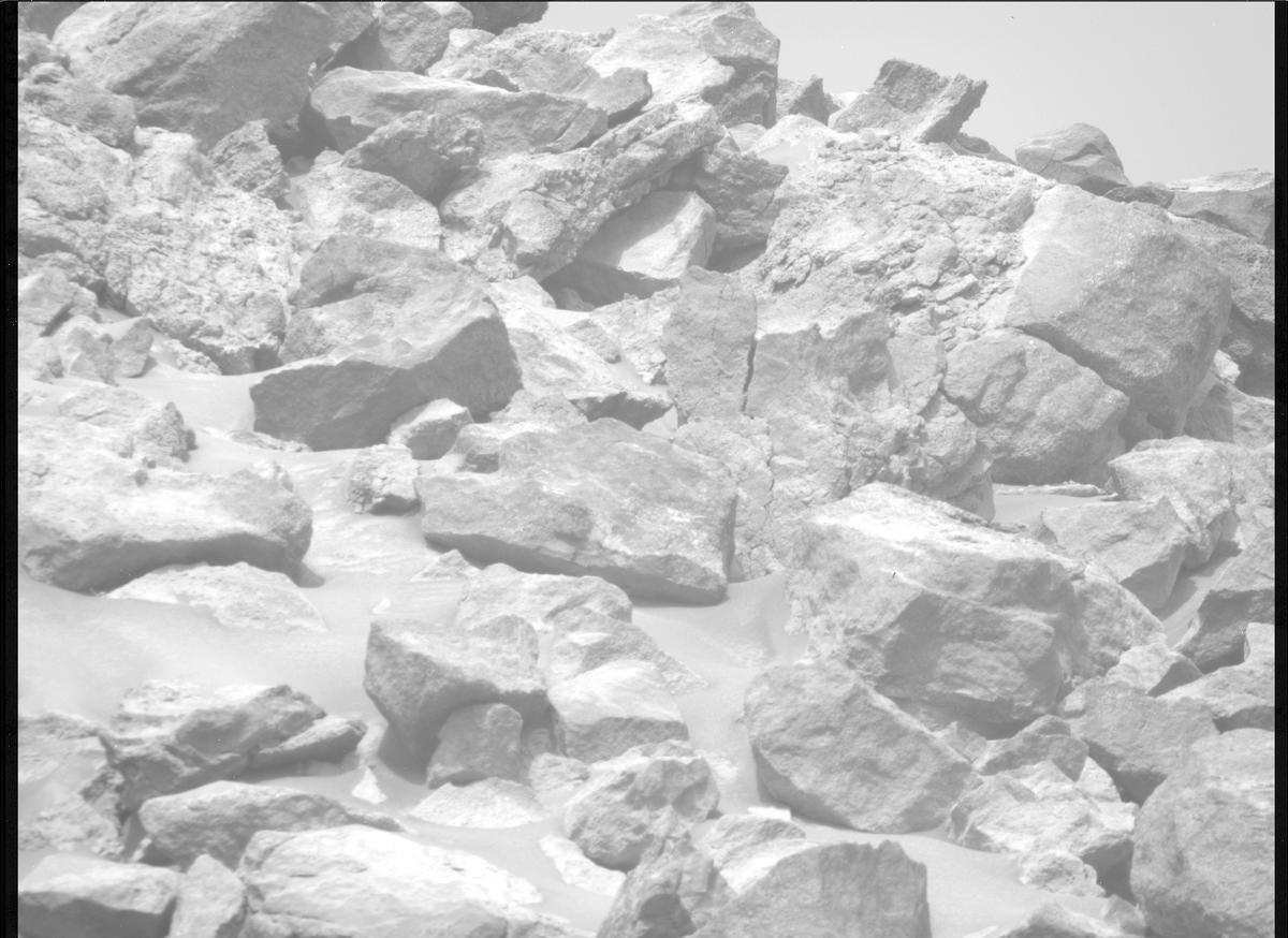 This image was taken by MCZ_RIGHT onboard NASA's Mars rover Perseverance on Sol 1303