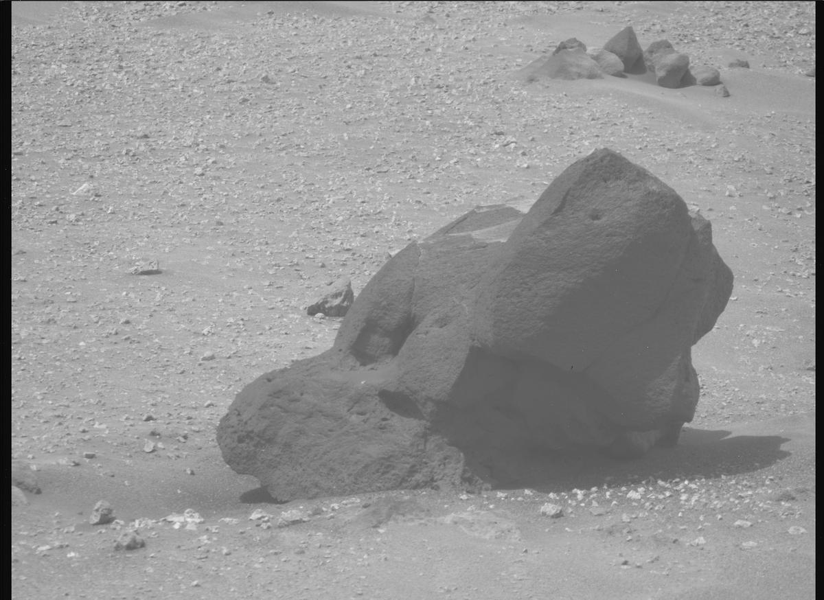 This image was taken by MCZ_RIGHT onboard NASA's Mars rover Perseverance on Sol 1323